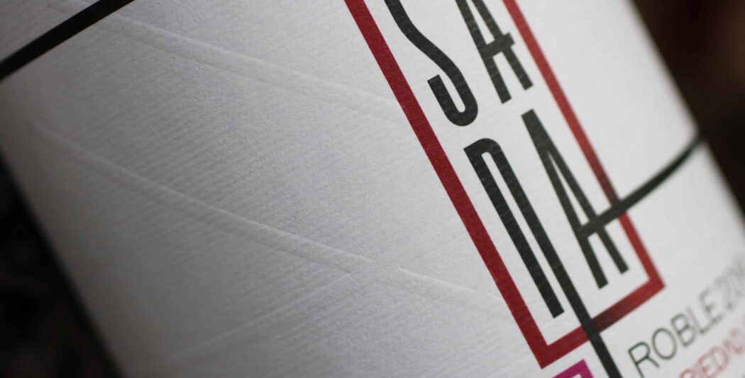 Neuromarketing y diseño de etiquetas: la guía estratégica para vender vino en el nuevo paradigma del lujo