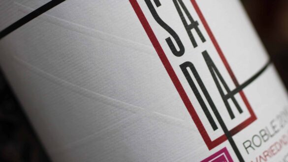 Neuromarketing y diseño de etiquetas: la guía estratégica para vender vino en el nuevo paradigma del lujo