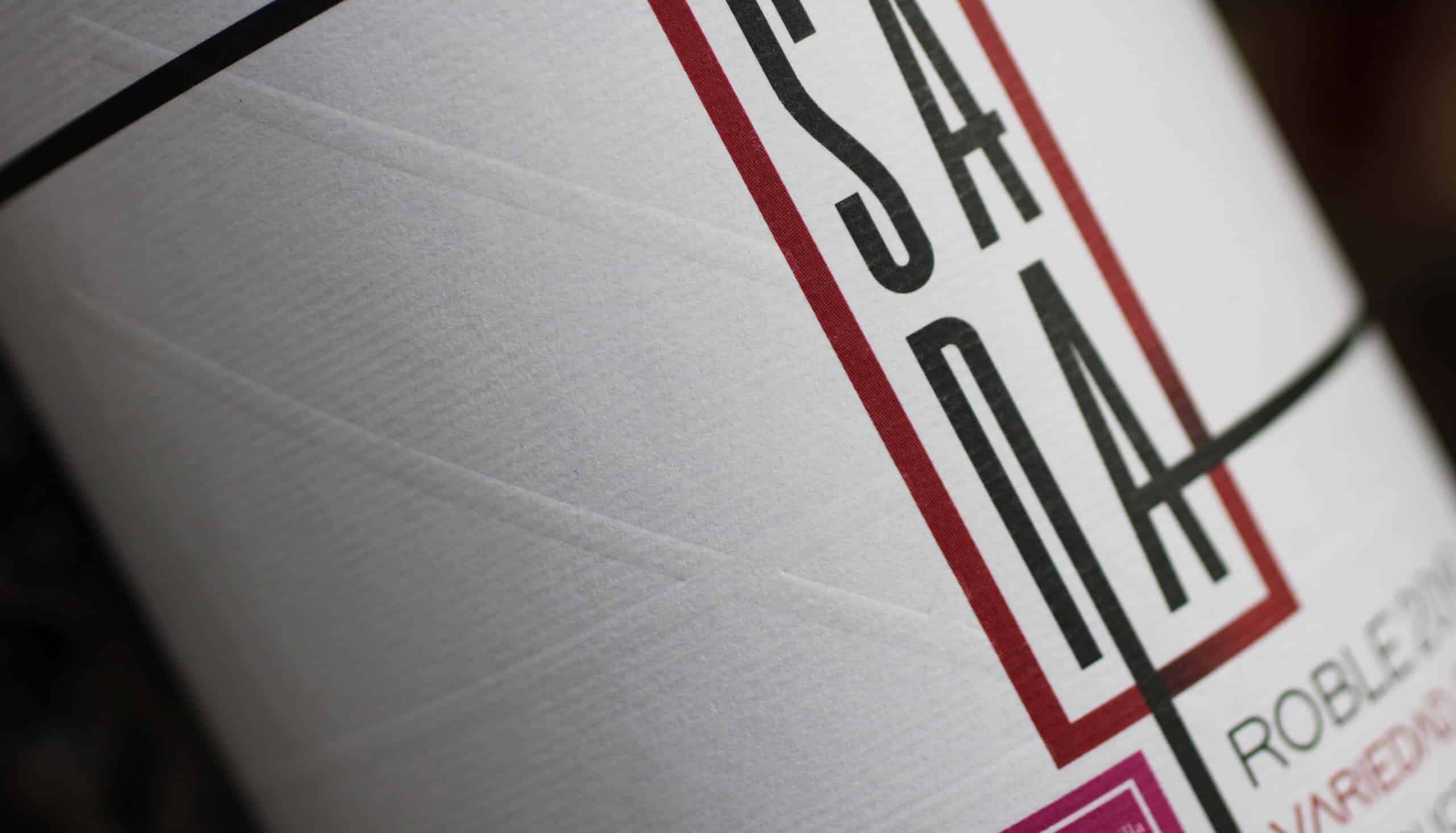 Neuromarketing y diseño de etiquetas: la guía estratégica para vender vino en el nuevo paradigma del lujo